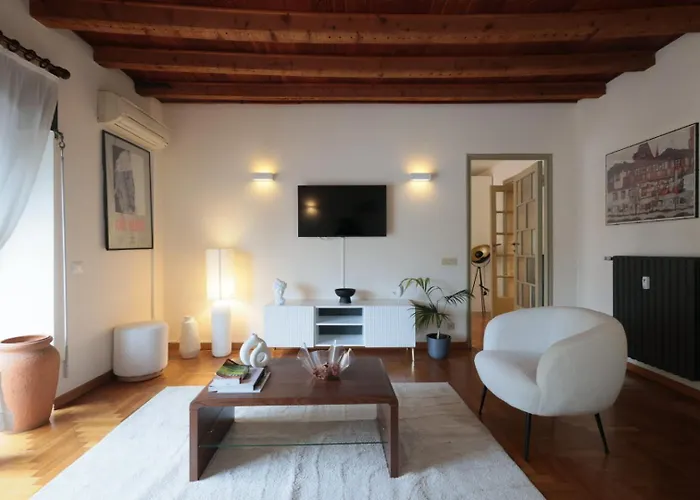 Urban House - Elegant Apartment Brera Milan Center
